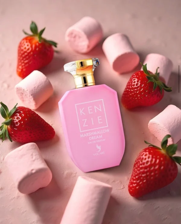 Roze parfumflacon van Kenzie Marshmallow Dream VOLARÉ omringd door aardbeien en marshmallows.