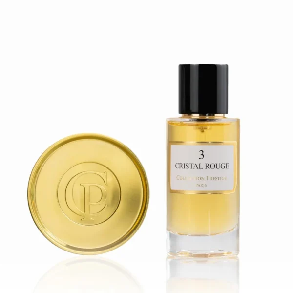 Luxe parfumfles met zwarte dop en gouden vloeistof, naast een ronde gouden dop met gegraveerd CP-logo.