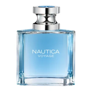 Fles Nautica Voyage Eau de Toilette naast de blauwe verpakking, geplaatst op een lichte ondergrond met groene appels en bladeren op de achtergrond.