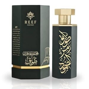 Een luxe parfumfles en verpakking van Reef Perfumes, uitgevoerd in zwart met gouden accenten en Arabische kalligrafie.
