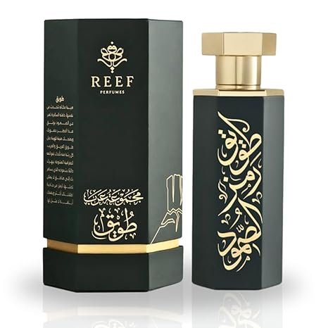 Een luxe parfumfles en verpakking van Reef Perfumes, uitgevoerd in zwart met gouden accenten en Arabische kalligrafie.