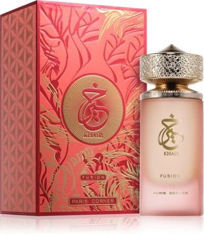 Luxe parfumfles Khair Fusion van Paris Corner naast een rode, goudgedecoreerde verpakking met Arabische accenten.