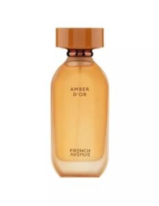 Een amberkleurige parfumfles met de naam “Amber D’Or” en het logo “French Avenue”.